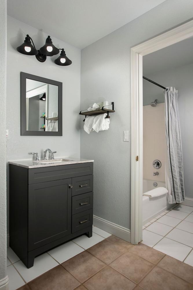 Hounds Tooth Bed & Breakfast Oakhurst