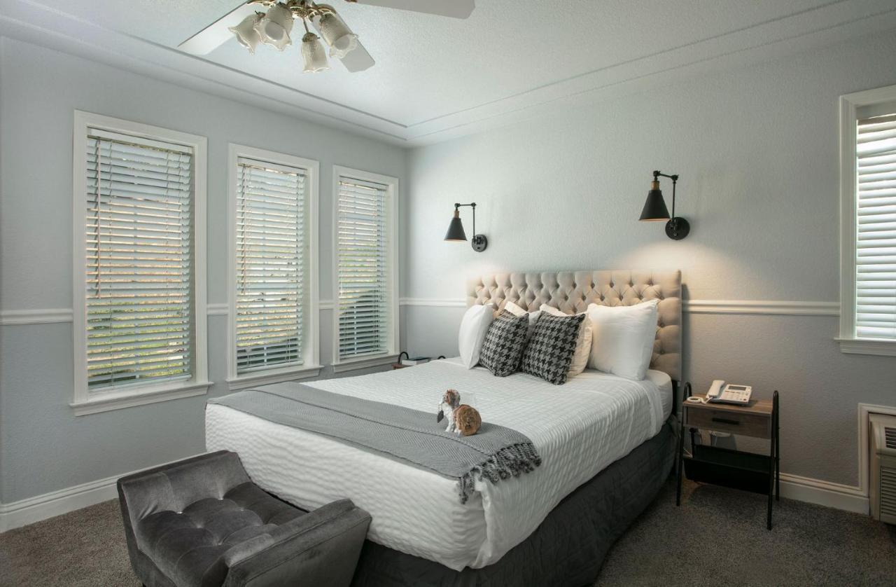 Bed & Breakfast Hounds Tooth 4*